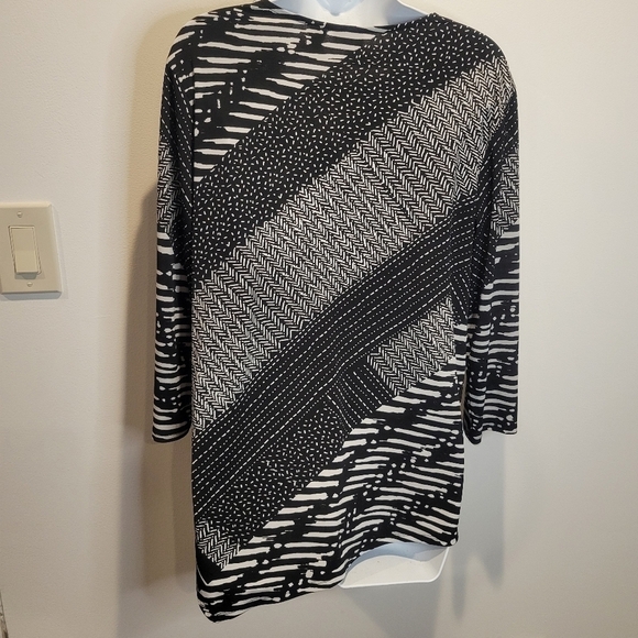 Chico's size 2 us size L black abstract black/white print top - Picture 3 of 6